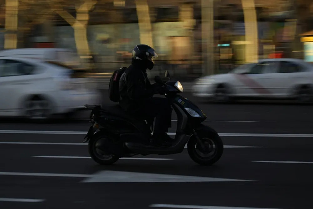 Nuevas normas de tráfico desde el 1 de octubre: qué cambia para motos, patinetes, bicis y coches
